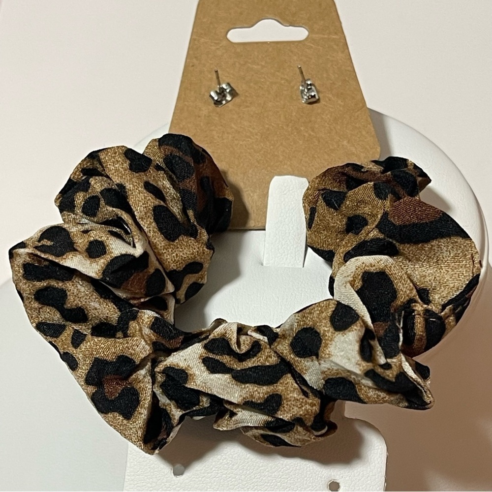 Handmade Black Stud Earrings Cheetah Print Scrunchie
Set, Hypoallergenic…​​​ - Picture 3 of 4